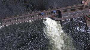Forze russe hanno fatto saltare in aria la diga di Kakhovka