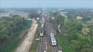 Más de 100 cuerpos permanecen sin reclamar días después de mortal accidente ferroviario en India
