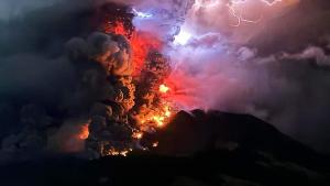 Индoнeзиядә вулкaн шaртлaгaн