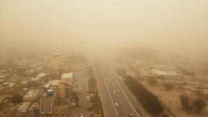 伊拉克因沙尘暴来袭 学校停课一天