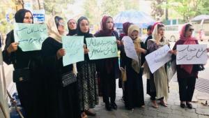 تظاهرات زنان افغان در اعتراض به فرمان جدید طالبان