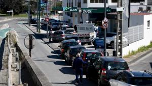 Largas colas en gasolineras francesas por la huelga de trabajadores de las refinerías