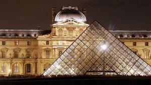 Escándalo en el Museo del Louvre: acusan a ex director de tráfico de antigüedades y lavado de dinero