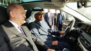 گشت‌وگذار رئیس امارات با خودروی اهدایی اردوغان "توگ" در خیابان‌های ابوظبی