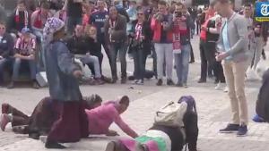 Los fans del PSV Eindhoven mostraron un trato así de inmoral y humillante a los inmigrantes