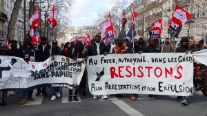 Protestan la moción sobre la ley antimigrantes de Macron en París