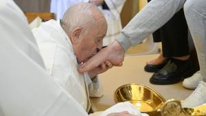 Papa Francesco lava e bacia i piedi a 12 detenute