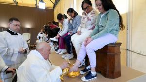 12 női fogoly lábát mosta meg a római pápa a katolikus hívek lelki vezetője