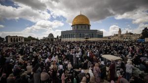 巴勒斯坦和外国穆斯林在阿克萨清真寺做斋月礼拜