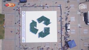Óriás újrahasznosítás-jel