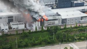 Incendiu devastator la o fabrică de baterii de litiu din Seul