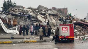 土耳其发生 7.7 级大地震 1121人遇难