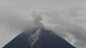 فوران آتشفشان ایبو در استان مالوکوی شمالی اندونزی