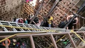 Se derrumbó el techo del pozo del templo en India