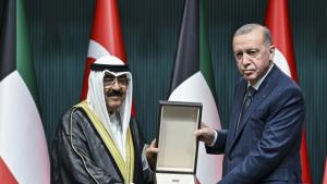 Эрдоган Кувейт Эмирин Түркия Республикасынын мамлекеттик ордени менен сыйлады