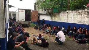 墨西哥边境移民卡车上发现无人监护儿童