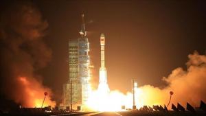 China lanzó con éxito este viernes un satélite experimental de tecnología de comunicación al espacio
