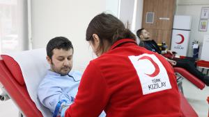خون کے عطیات دینے والے مراکز میں  عوام کا رش