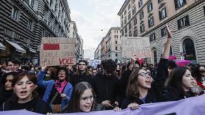 Roma, "Non una di meno" in piazza contro la violenza sulle donne