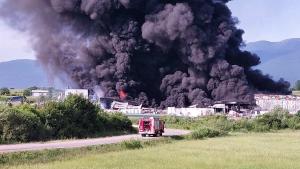 Veliki požar zahvatio fabriku za proizvodnju stiropora u Bihaću