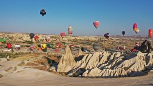 Balões de ar quente voam nos céus da Capadócia no Festival dos Caminhos da Cultura