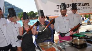 Turistas extranjeros cocinan comidas turcas en el marco de la "Semana de la Cocina Turca"