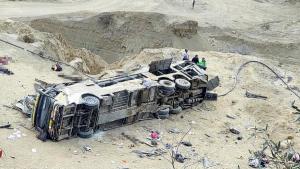 Най-малко 13 загинали и 18 ранени при падане на пътнически автобус в пропаст в Перу
