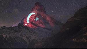 Si illumina la vetta del Cervino( Matterhorn) con i colori della bandiera turca