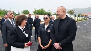 Азербайжандык үй-бүлөлөр Хожалыга кайтып келүүдө