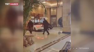 در چین مشتری عصبانی با خوروی خود وارد لابی هتل شد