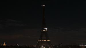 Eiffel in Francia, luci spente con 1 ora e 15 minuti di anticipo