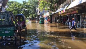 Heves áradások és földcsuszamlások Indiában és Bangladesben
