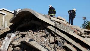 Majus 6-án egy építkezésben lévő épület omlott össze a Dél Afrikai Köztársaságban