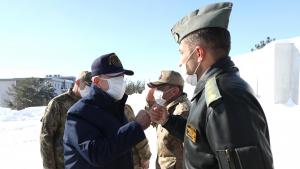 Ministri Akar inspekton trupat në kufirin me Irakun
