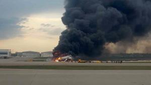 Se incendia un avión de pasajeros ruso en Moscú