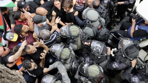 Израелските војници, за време на демонстрациите во окупираниот Западен Брег, повредија 10 Палестинци