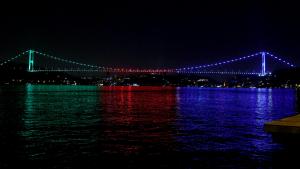 Мостот „Фатих Султан Мехмет“ во Истанбул синоќа беше осветлен во боите на азербејџанското знаме