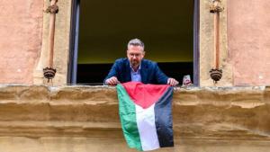 Sindaco di Bologna Matteo Lepore ha esposto da unba finestra del comune la bandiera della Palestina