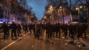 Escalan protestas en París tras adopción formal del plan gubernamental de reforma a las pensiones