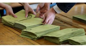 Ciudadanos emiten sus votos en las elecciones locales en Turquía