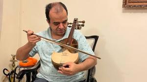 تبحر هنرمند نابینای ایرانی در نواختن بیش از 15 آلت موسیقی