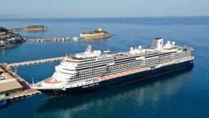 Kuşadasyna "Nieuw Statendam" atly kruiz gämisi geldi