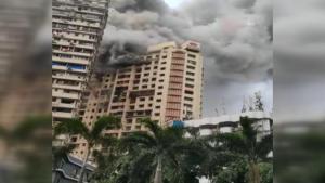 印度一公寓楼发生火灾