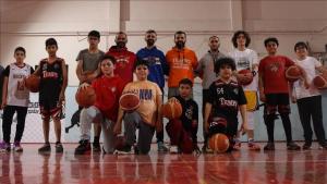 灾区教练为儿童提供免费篮球培训