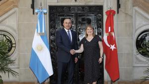 Mevlüt Çavuşoğlu realiza una visita oficial a Argentina