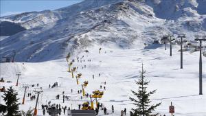 استقبال گسترده گردشگران و علاقه‌مندان به ورزش‌های زمستانی از پیست اسکی «شاه داغ» در آذربایجان