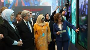 ایمینے ایردوان اور سکرٹری جنرل گوتریس کا قوام متحدہ کی عمارت میں قائم "یادگاری کارنر" کا دورہ