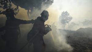 Las llamas del incendio forestal en Valencia alcanzan un tren de pasajeros