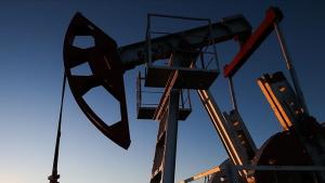 Los precios del petróleo caen ante el ascenso del dólar y los temores de una recesión