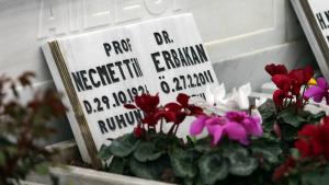 エルドアン大統領とシェントプ議長が故エルバカン元首相を追悼